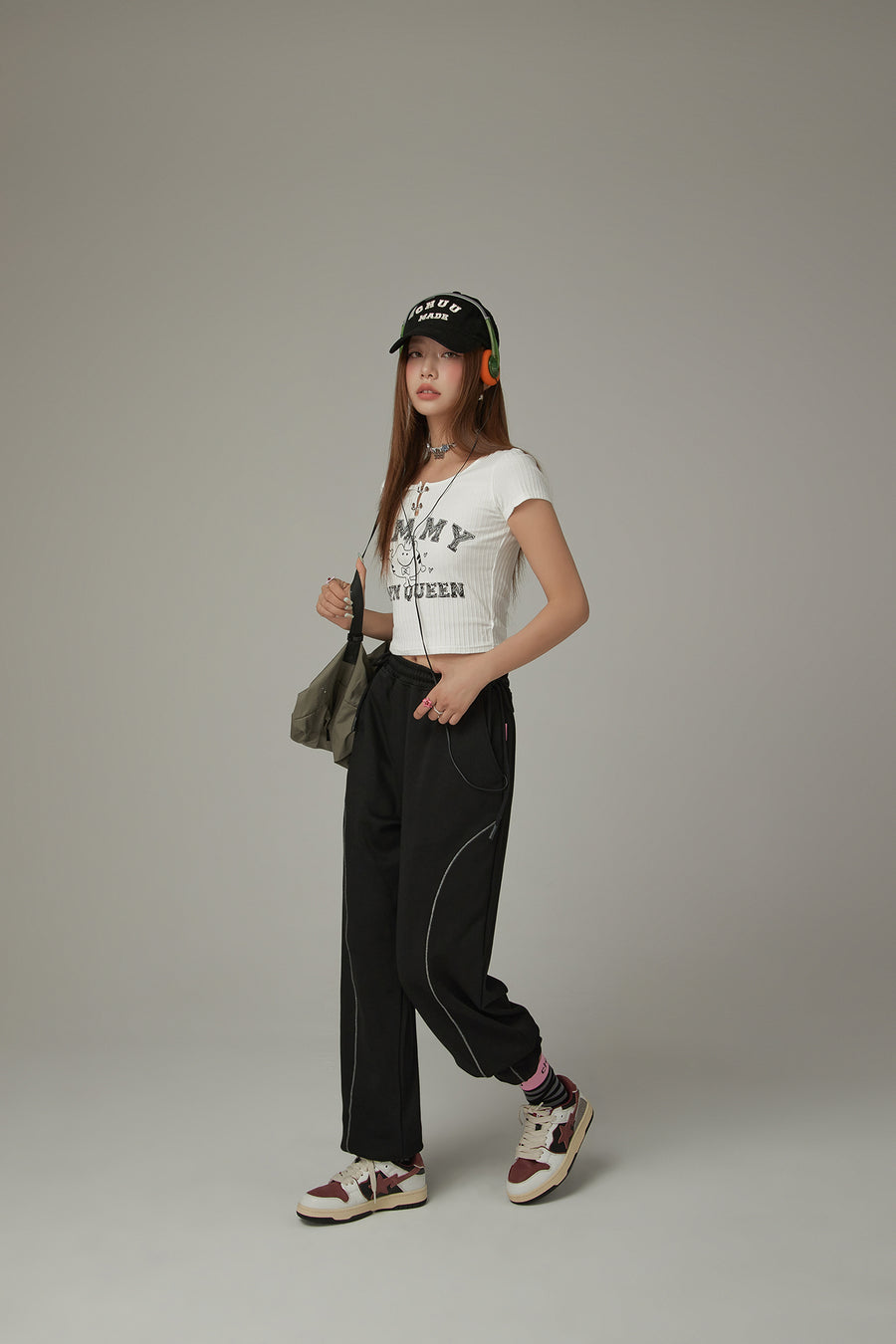 CHUU Character Lettering Crop T-Shirt