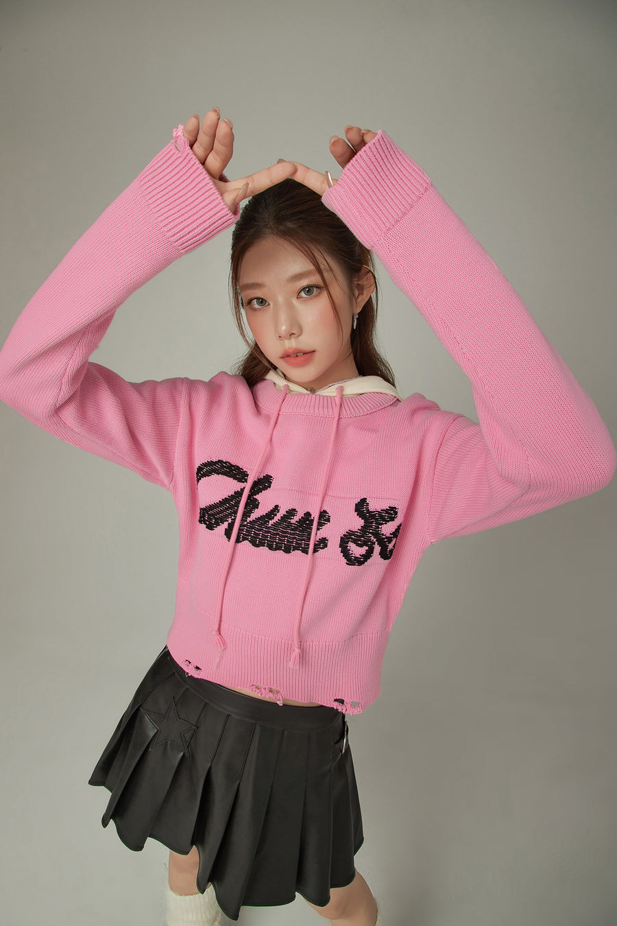 CHUU Distressed Lettering Crop Knit Sweater