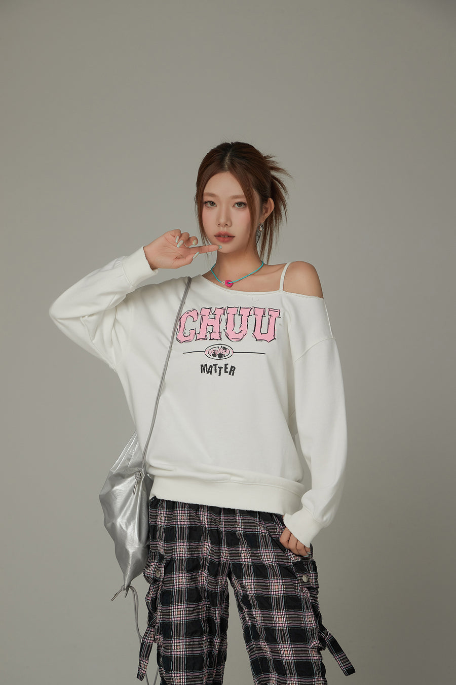 CHUU Logo One Shoulder Loose Fit Sweatshirt