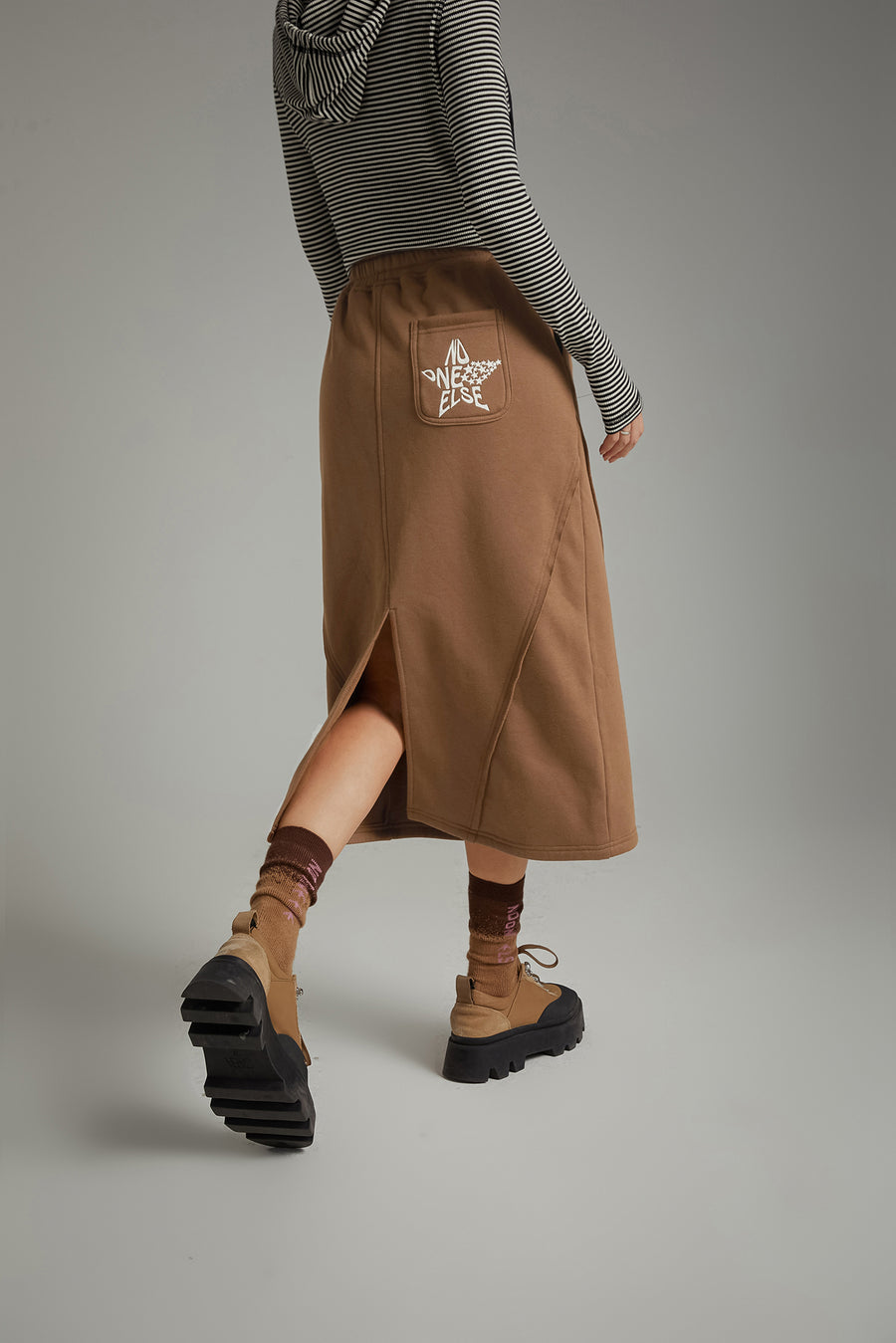 CHUU Slit Elastic Band Sporty Long Skirt