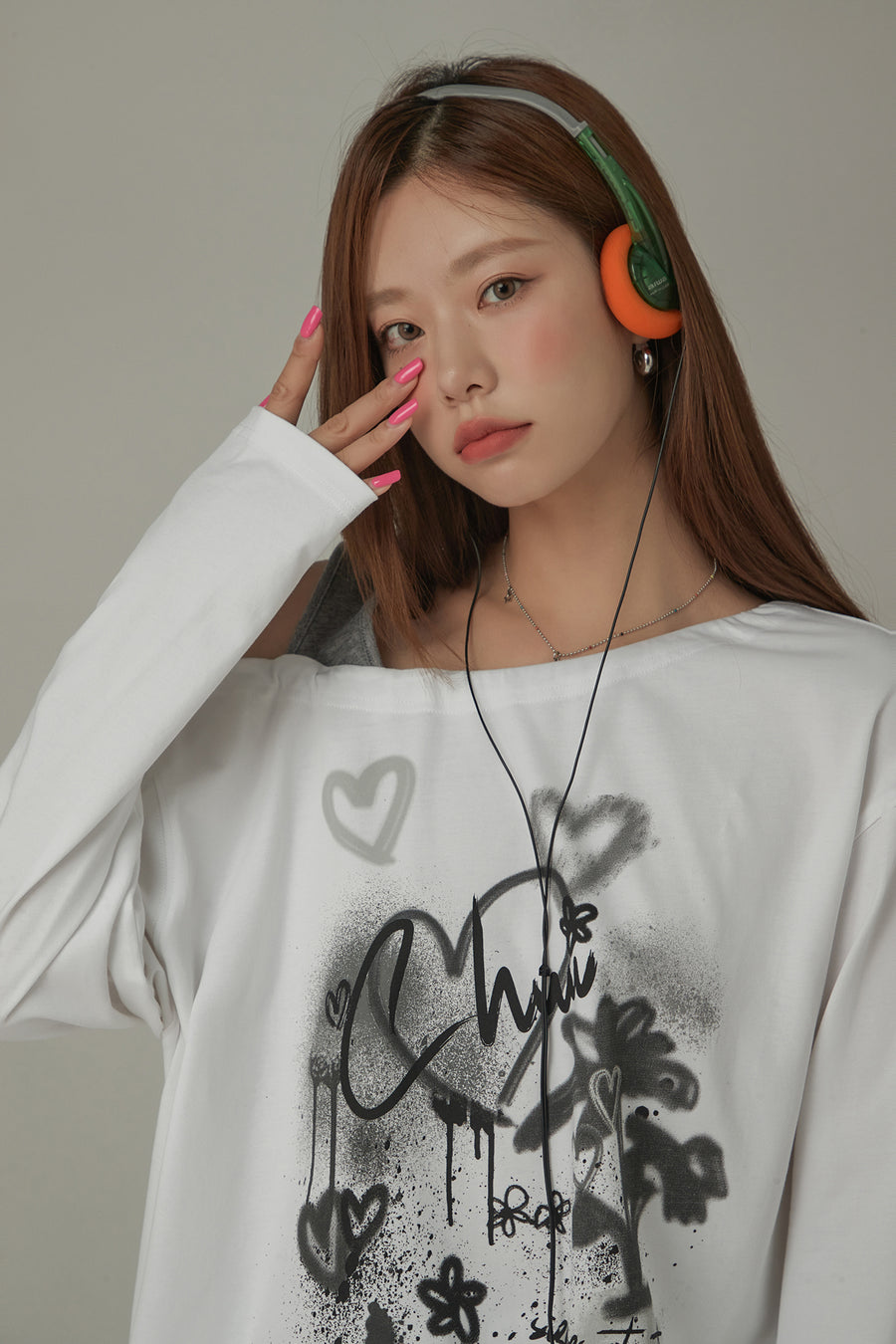 CHUU Heart Logo One Shoulder Long Sleeve T-Shirt