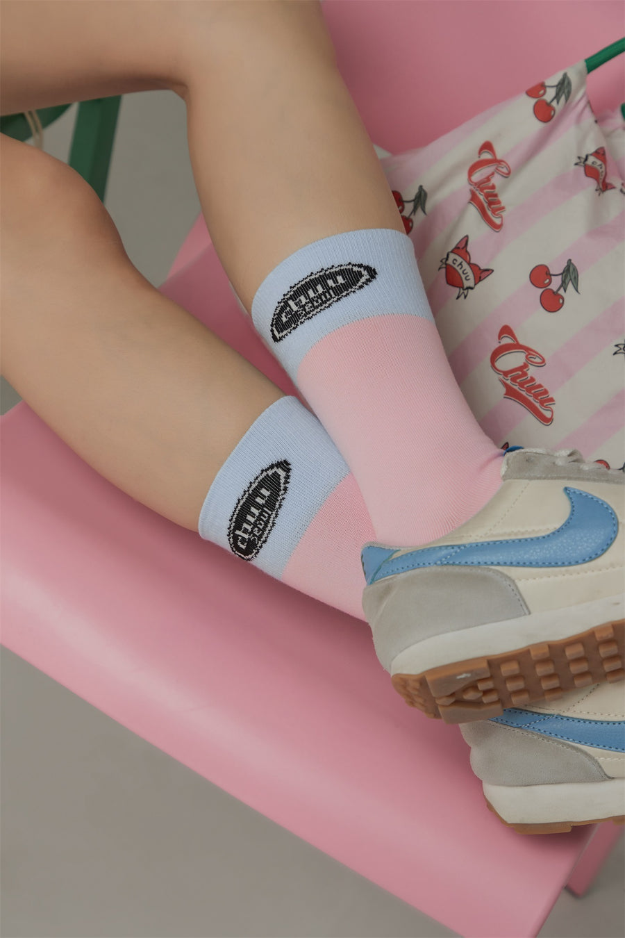 CHUU Chuu Lettering Color Band High Socks