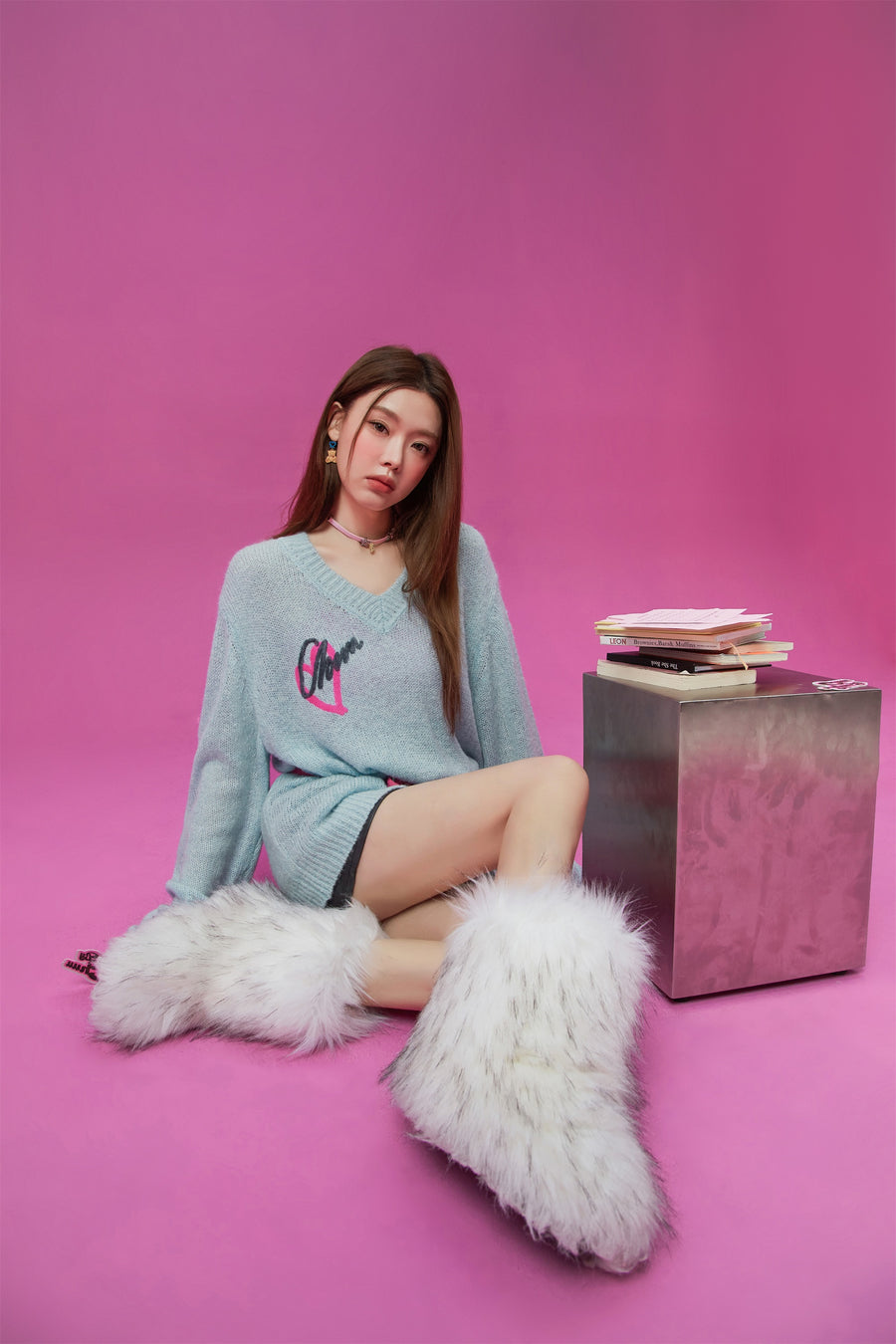 CHUU Heart V-Neck Knit Top