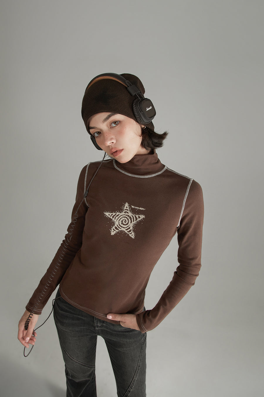 CHUU Star High Neck Stitch Top