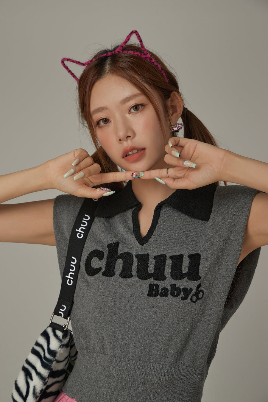 CHUU Logo Open Collar Cropped Knit Top