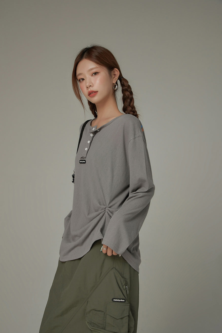 CHUU Button Side Shirring Basic T-Shirt