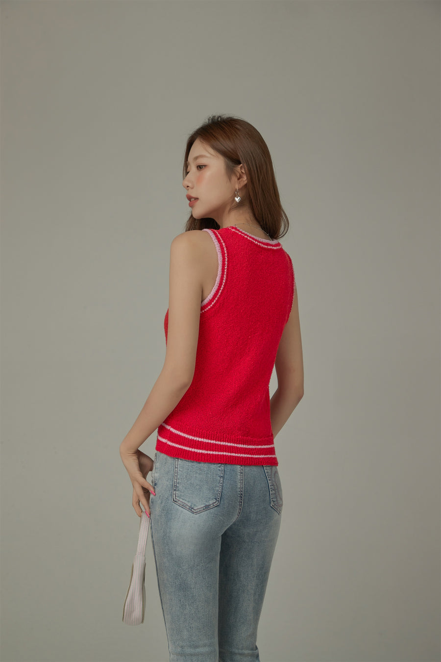 CHUU Contrast Color Lovely Heart Sleeveless Top