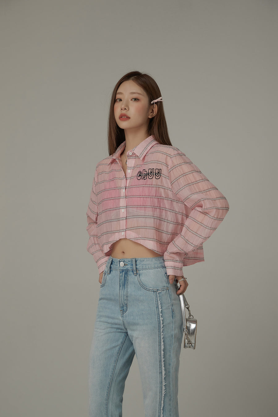 CHUU Logo Embroidered Cropped Striped Shirt