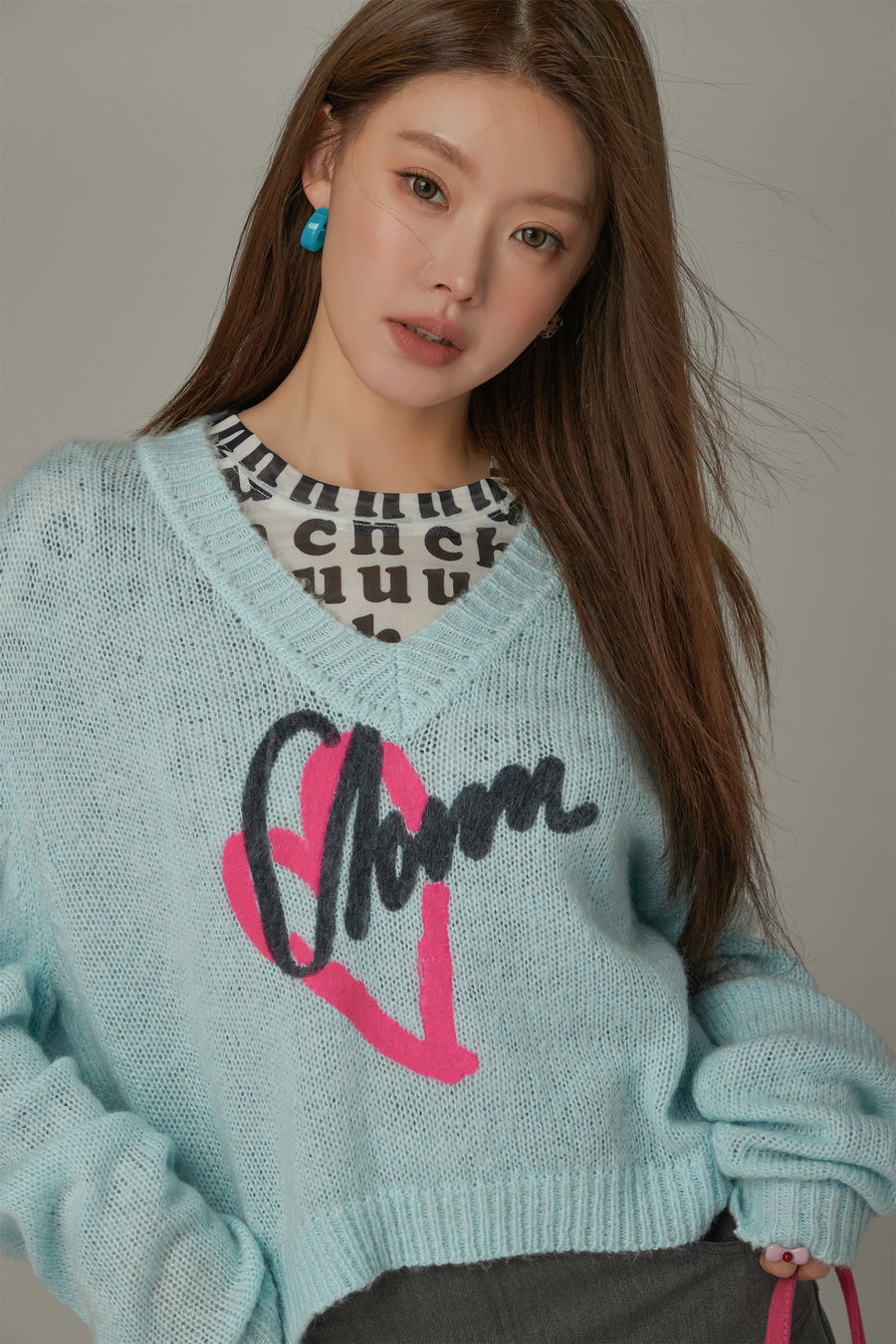 CHUU Logo Heart V-Neck Knit Sweater