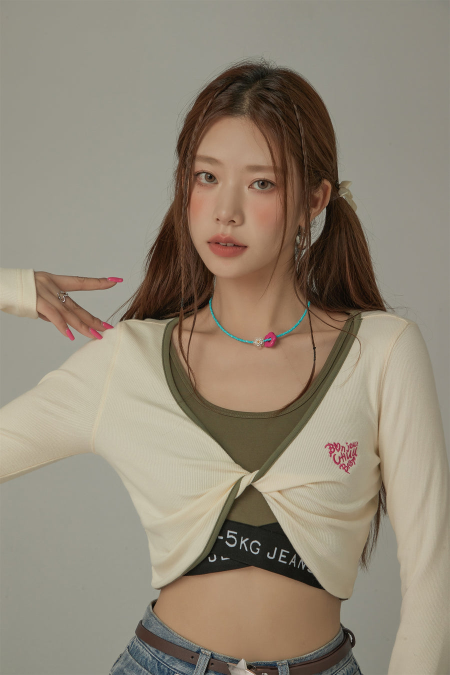 CHUU Embroidered Logo Twisted Cropped Cardigan