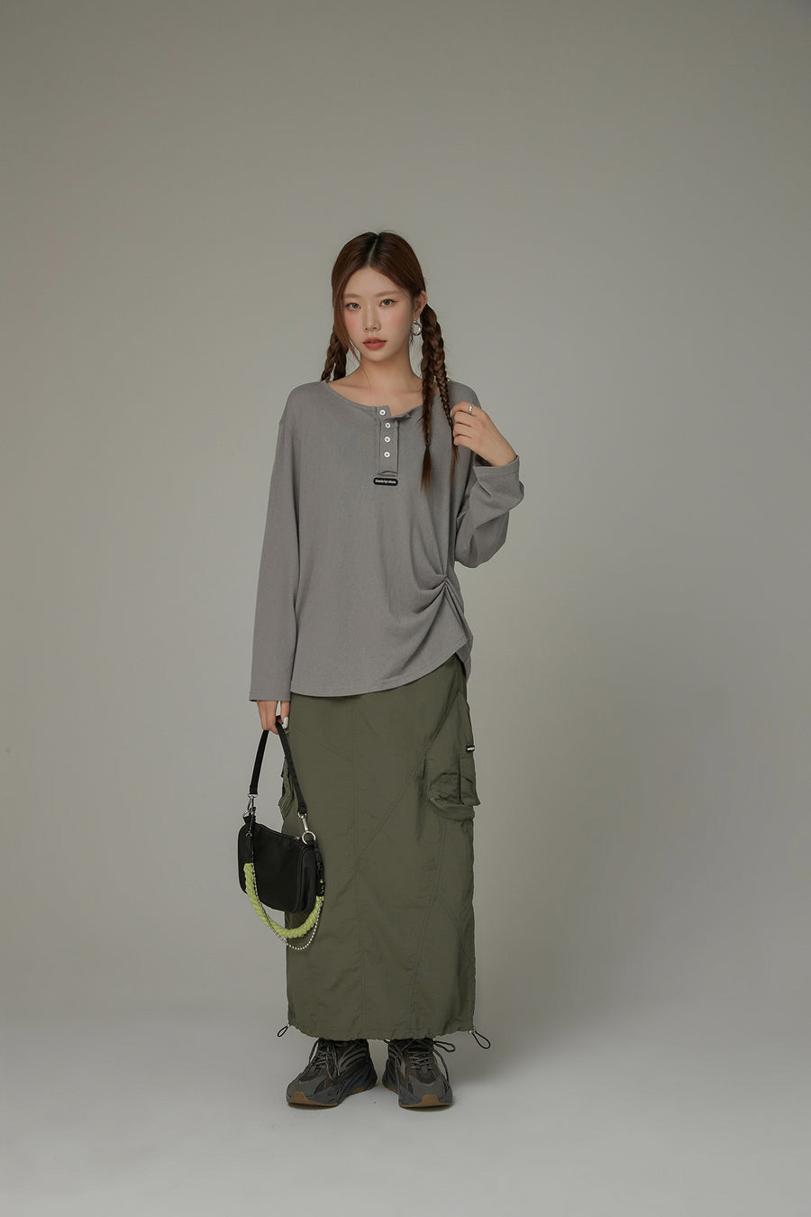 CHUU Button Side Shirring Basic T-Shirt