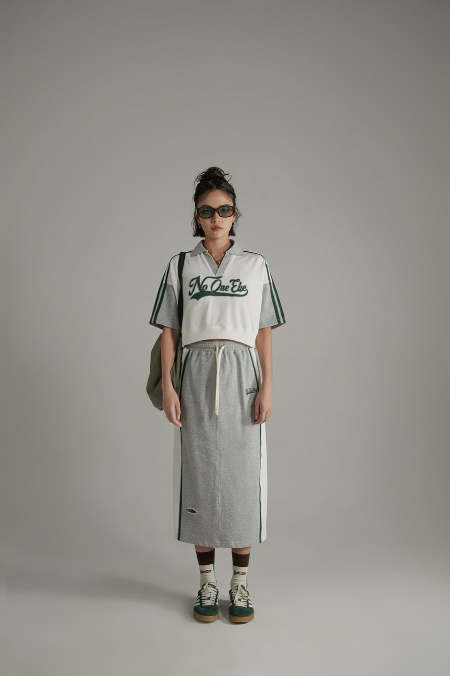 CHUU Vintage Distressed Colorblocked Drawstring Letter Embroidered Long Skirt