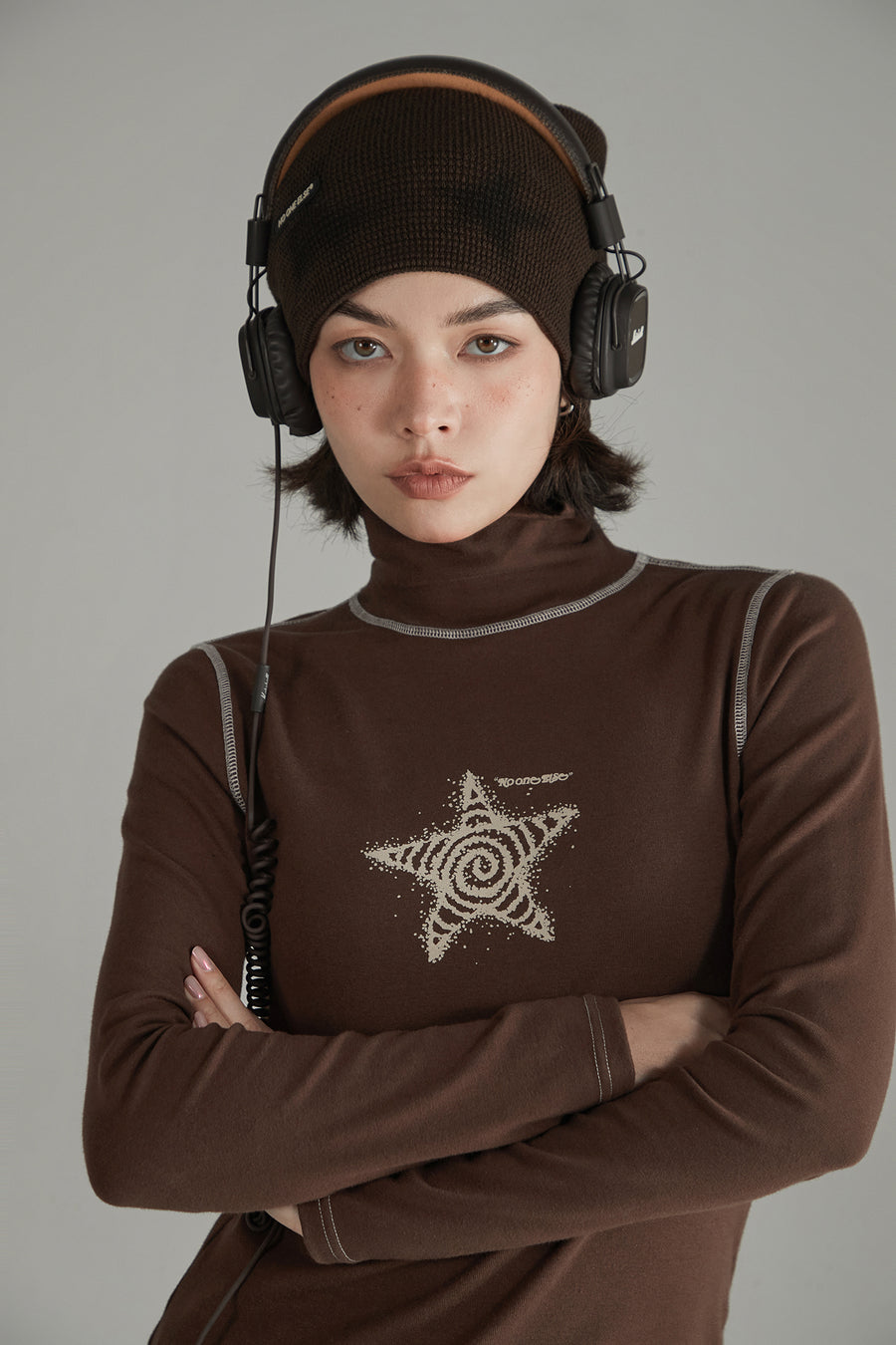 CHUU Star High Neck Stitch Top