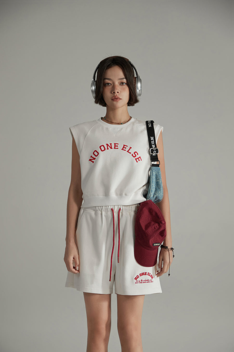 CHUU Noe Logo Cropped Sleeveless Sweatshirt