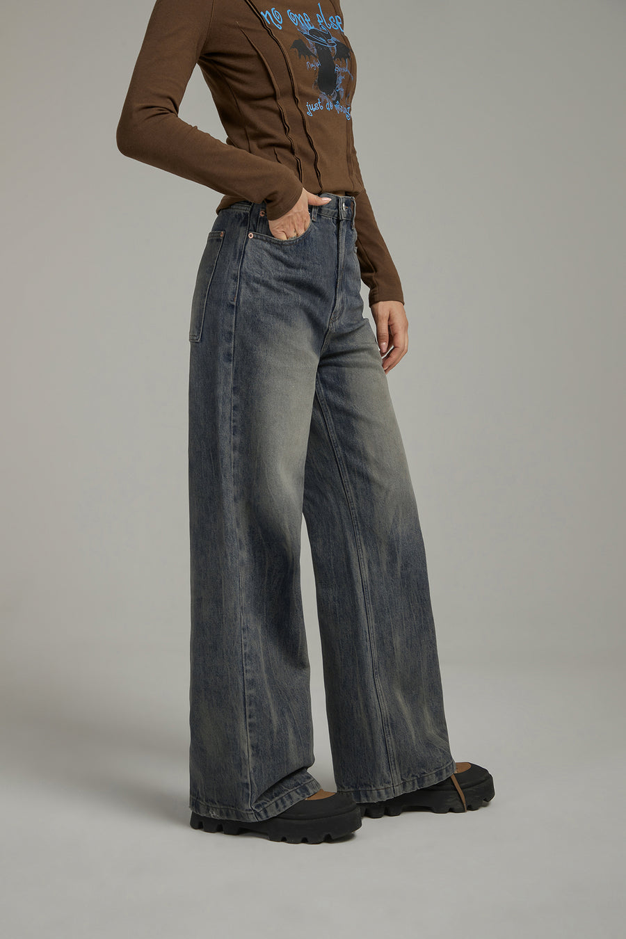 CHUU Simple Washed Wide Denim Jeans