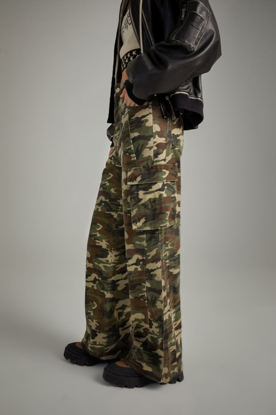 CHUU Camouflage Cargo Wide Pants