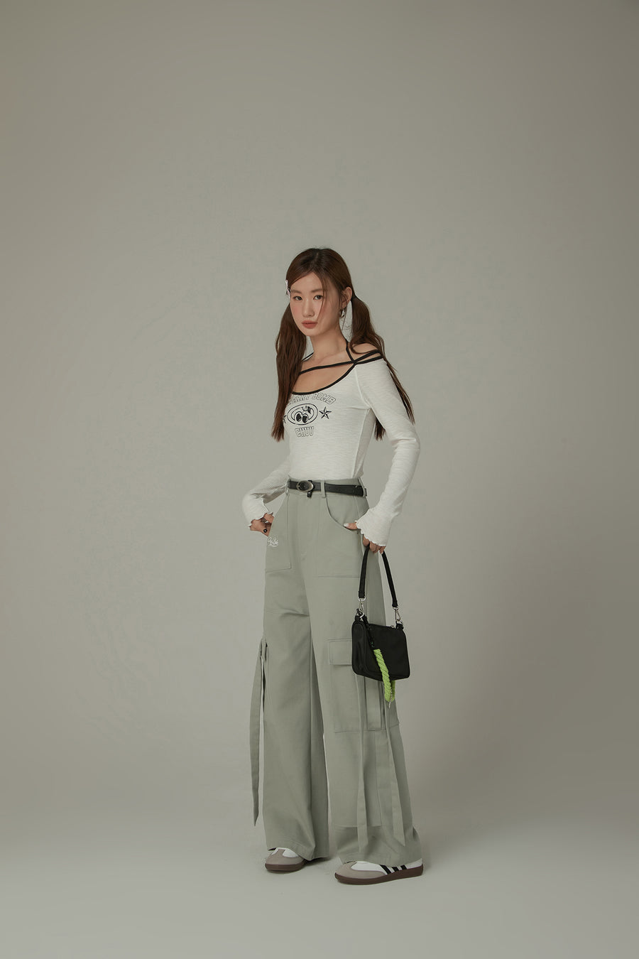 CHUU Trendy Wide Cargo Pockets Pants