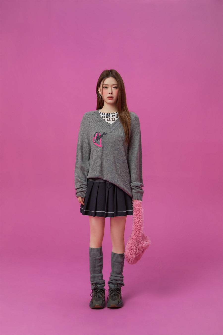 CHUU Heart V-Neck Knit Top