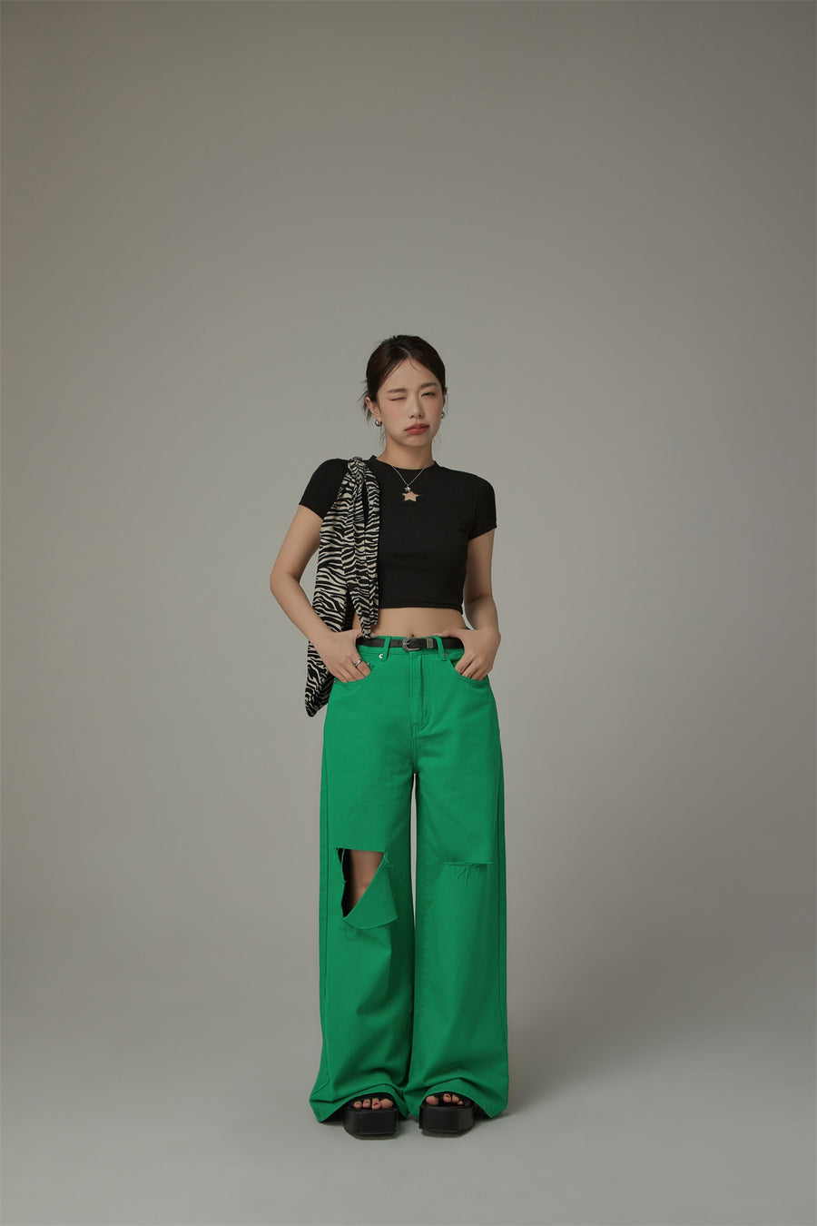 CHUU Basic Star Cut Out Short Sleeve Cropped T-Shirt