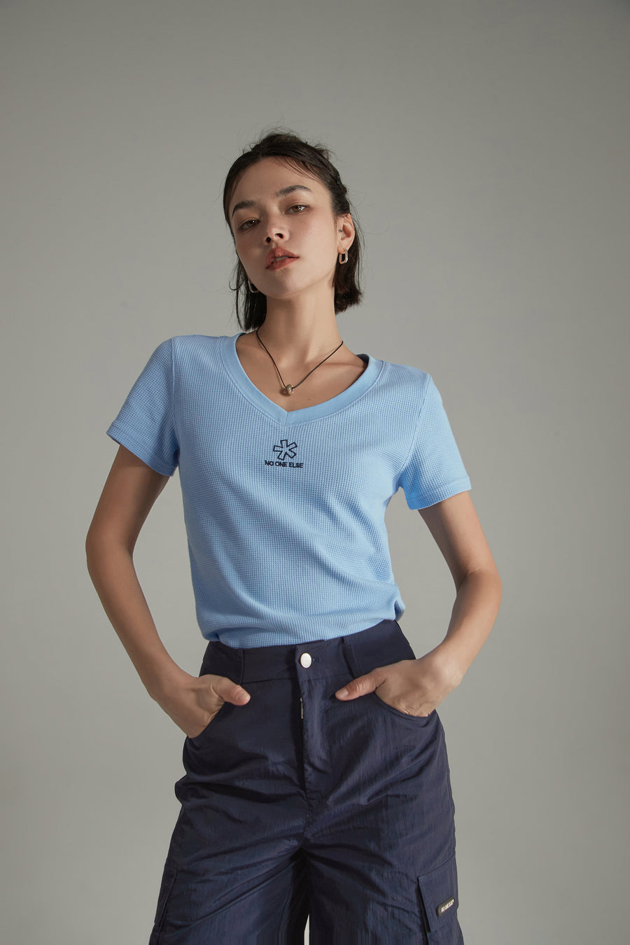 CHUU Logo V-Neck Waffle T-Shirt