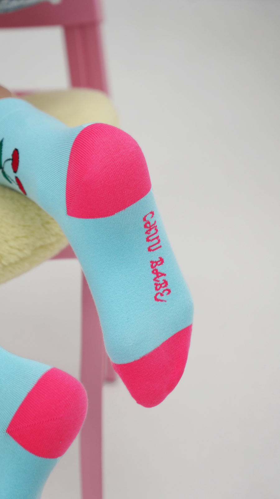 CHUU Color Two Toned Cherry High Socks