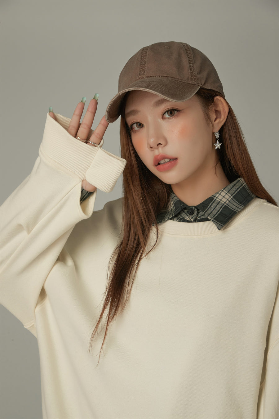 CHUU Heart Back Cut Out Sweatshirt