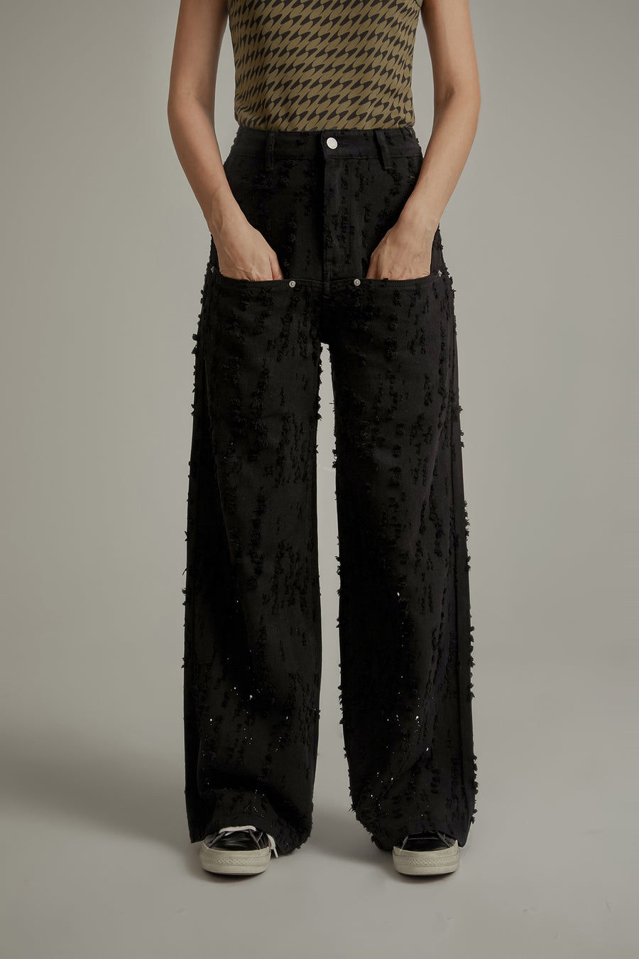 CHUU Frayed Ball Pattern Wide Denim Jeans