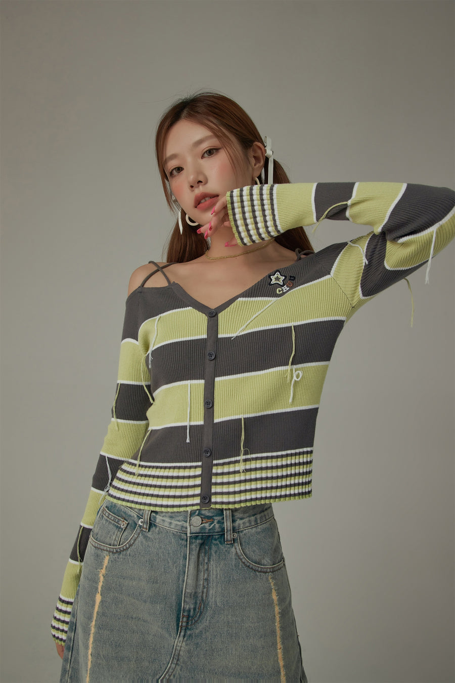 CHUU Color Combination Stripe Off The Shoulder Knit Sweater