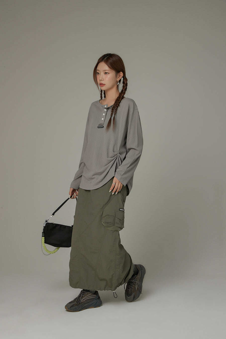 CHUU Button Side Shirring Basic T-Shirt