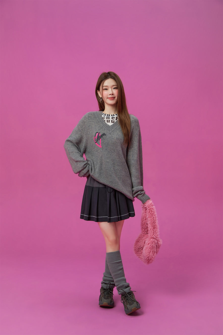 CHUU Heart V-Neck Knit Top