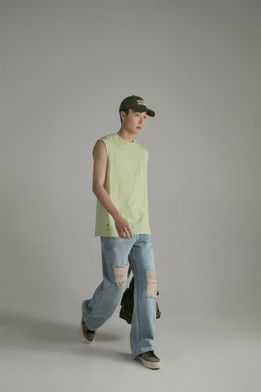 CHUU Front Pocket Loosefit Sleeveless Ripped Top