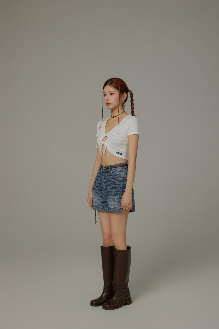 CHUU Chuu Lettering Pattern Rolled Denim Shorts