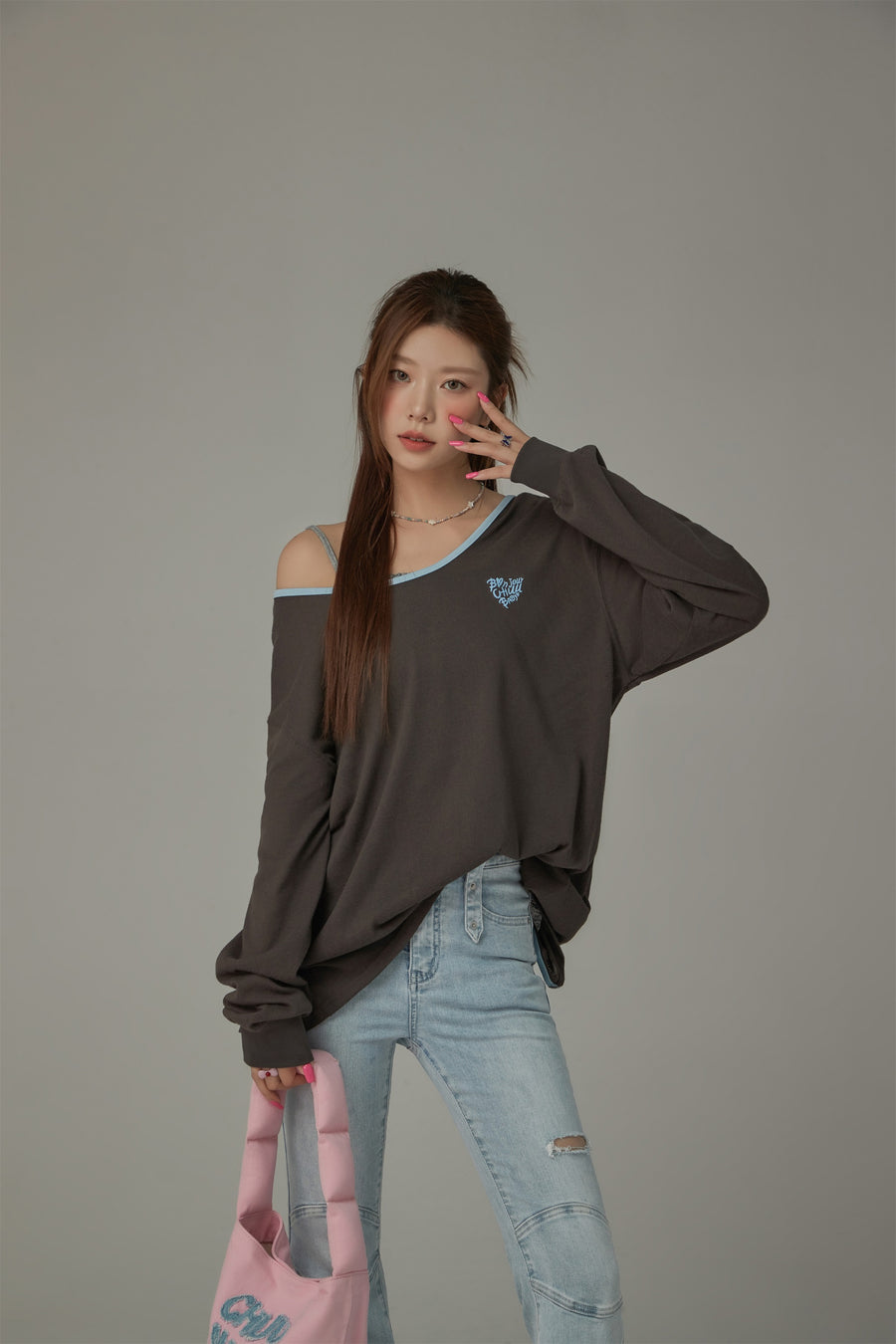 CHUU Open Back U-Neck Logo Long Sleeve T-Shirt