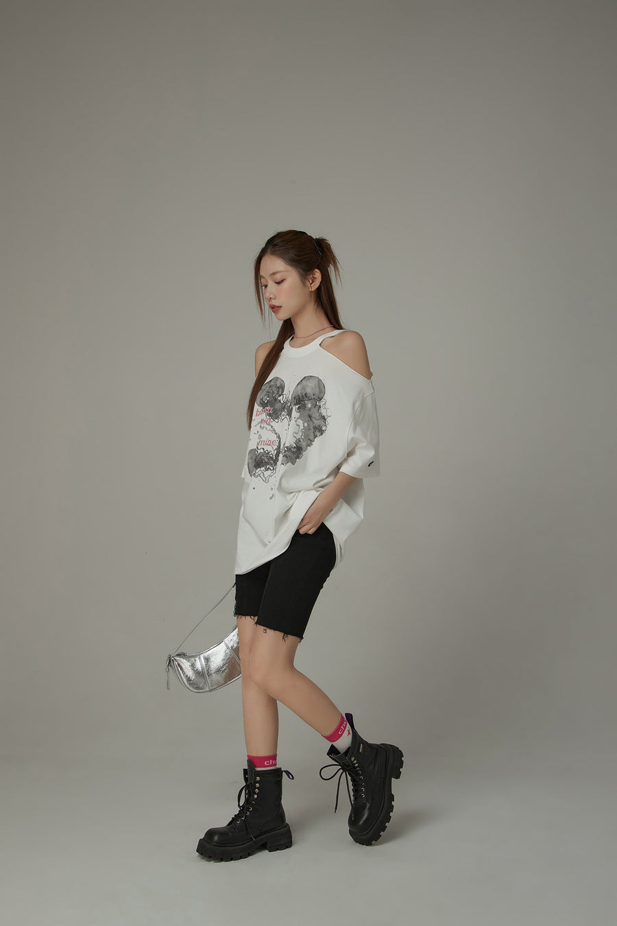 CHUU Off-The-Shoulder Jelly Fish Loose-Fitting T-Shirt