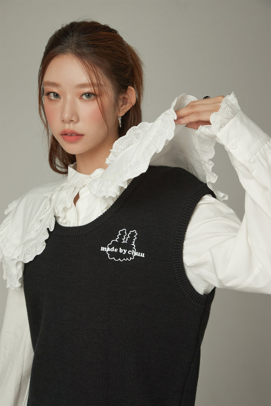 CHUU Rabbit Embroidery Knit Vest