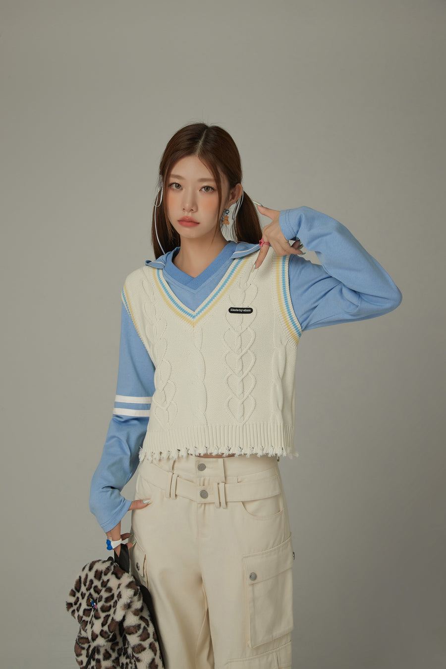 CHUU Heart Twist Knit Sweater Vest