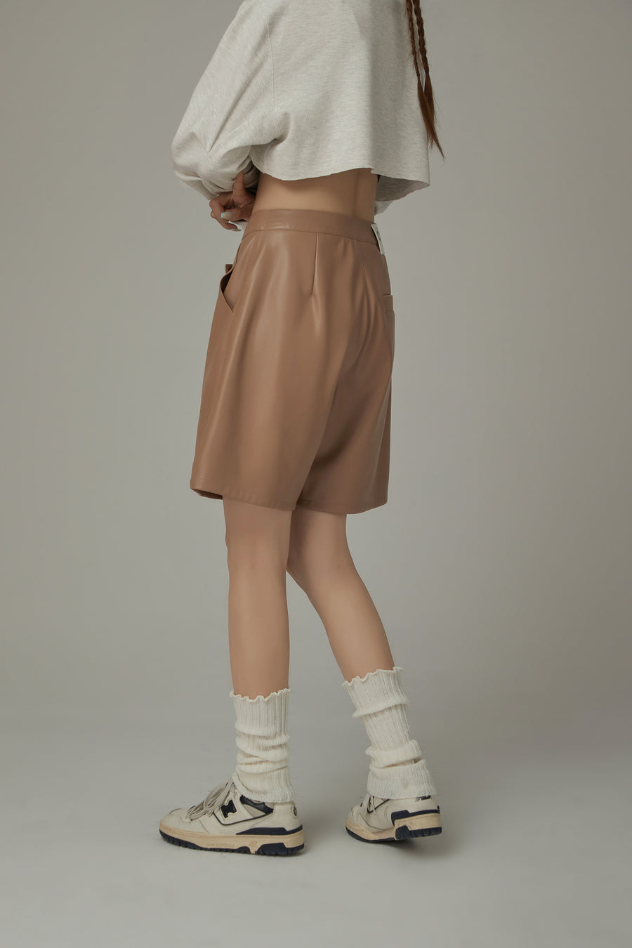 CHUU Pintuck Leather Shorts