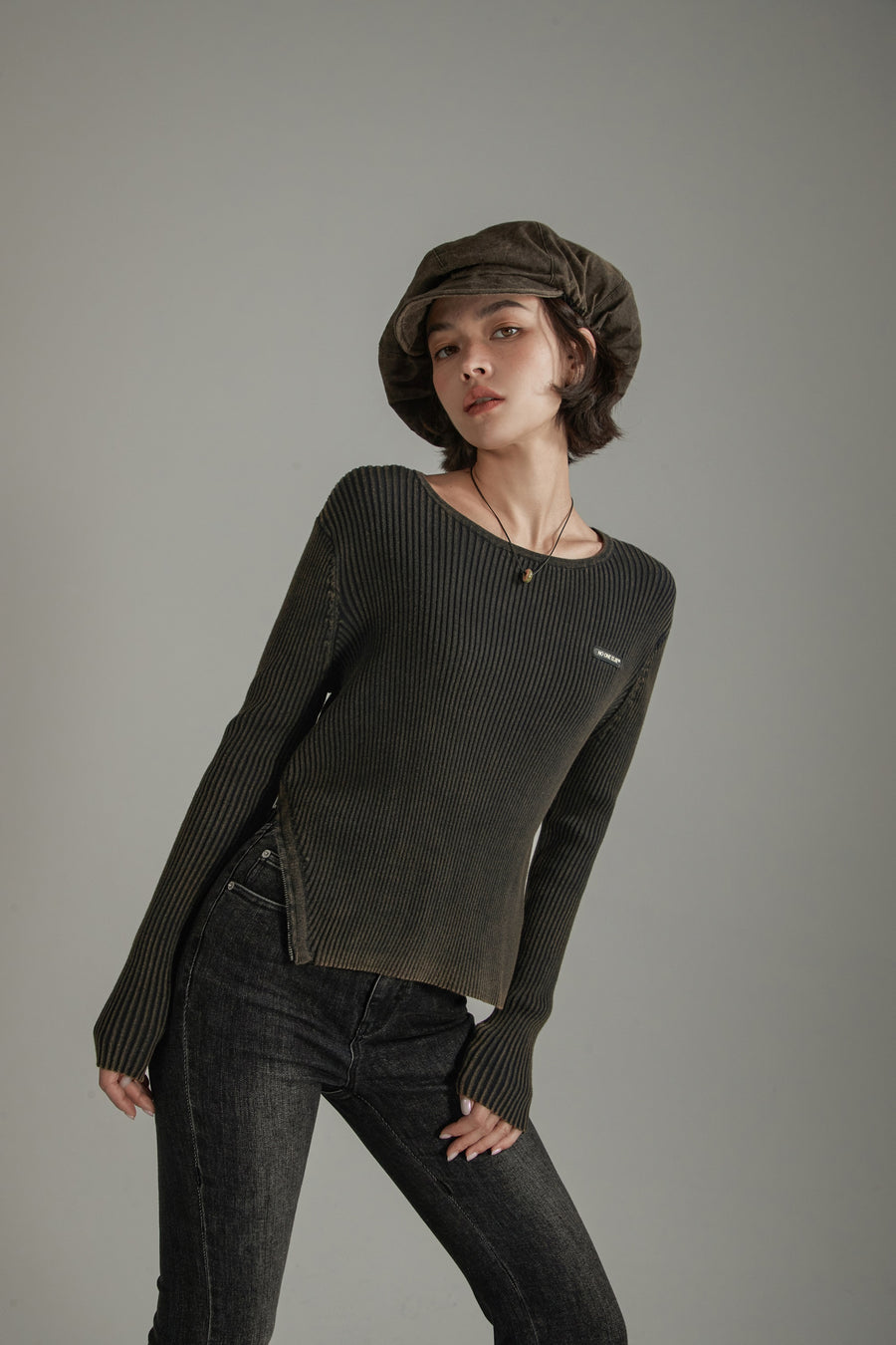 CHUU Slit Zip-Up Knit Top