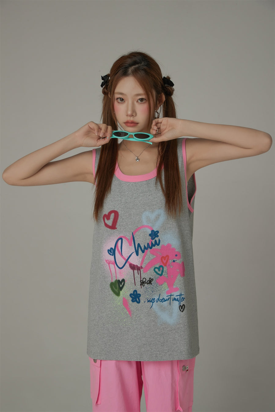 CHUU Graffiti Print U-Neck Boxy Sleeveless Top