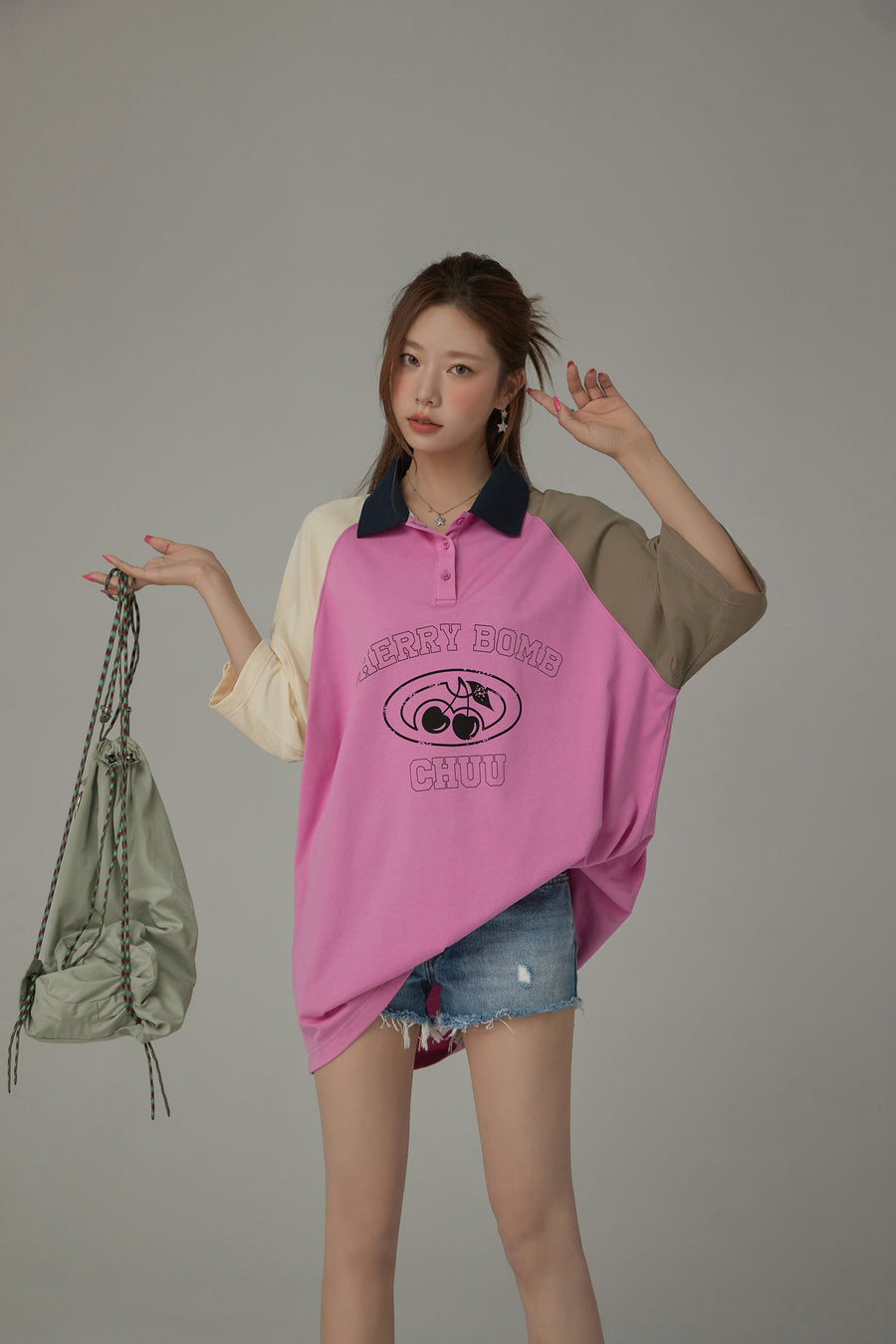 CHUU Cherry Bomb Contrast Raglan Loose Fit T-Shirt