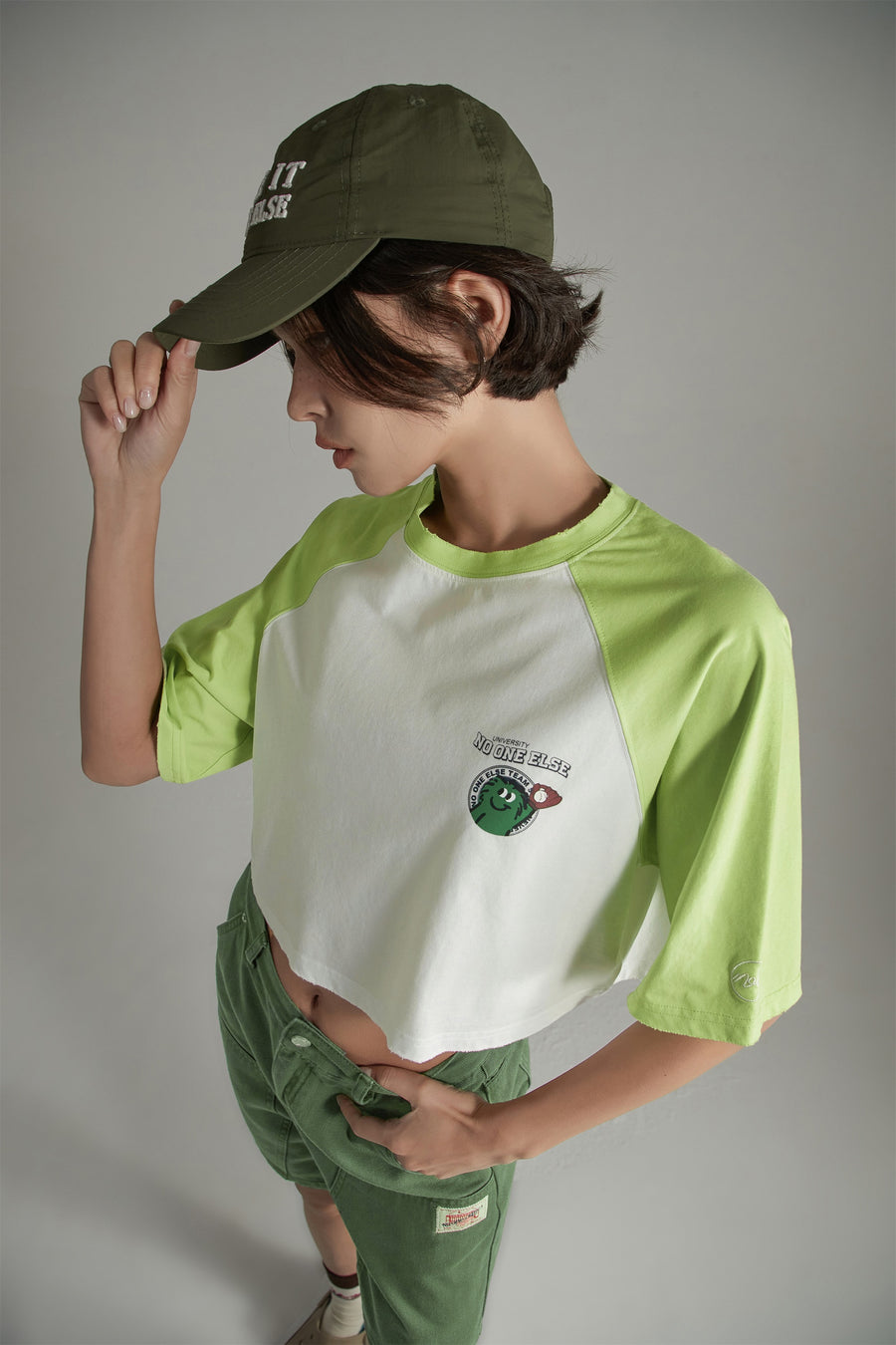 CHUU Cartoon Letter Print Colorblocked Raglan Cropped T-Shirt