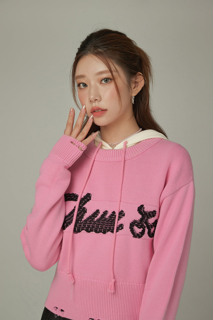 CHUU Distressed Lettering Crop Knit Sweater