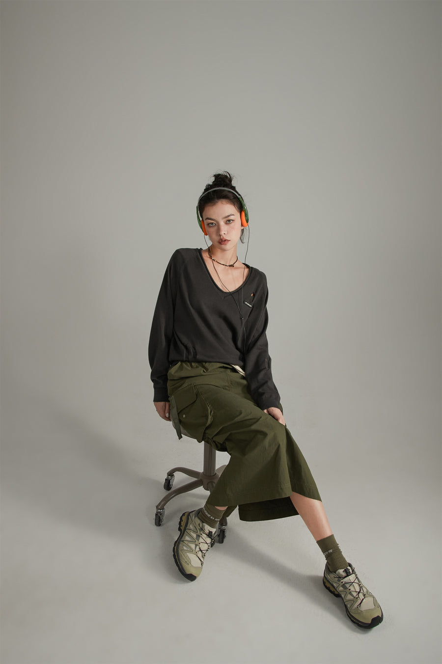 CHUU V-Neck Loose Fit Knit Distressed Sweater