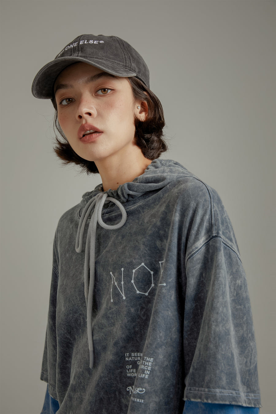 CHUU Print Logo Short Sleeve String Hoodie