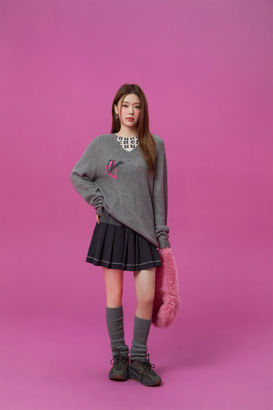 CHUU Heart V-Neck Knit Top