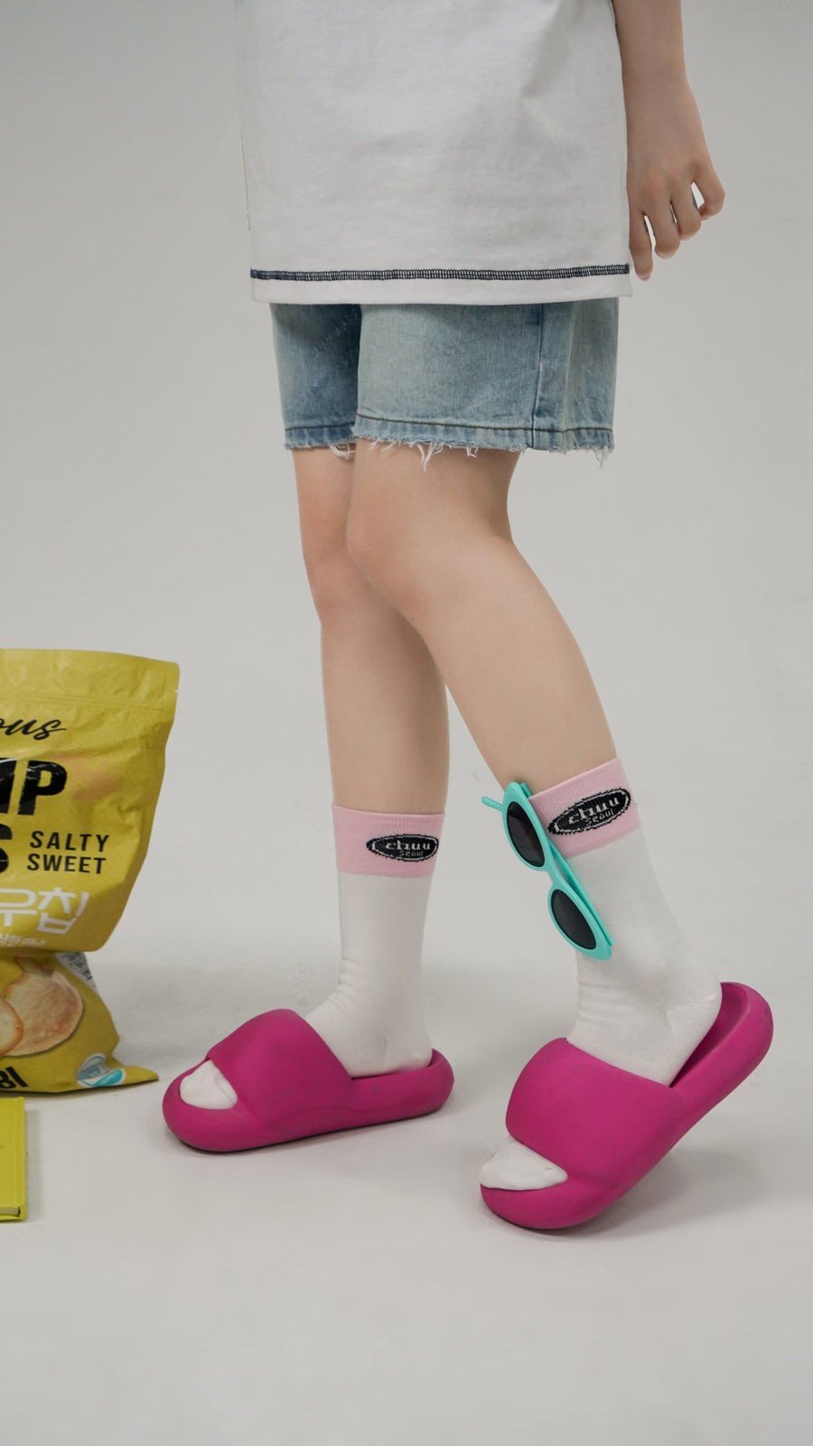 CHUU Chuu Lettering Color Band High Socks
