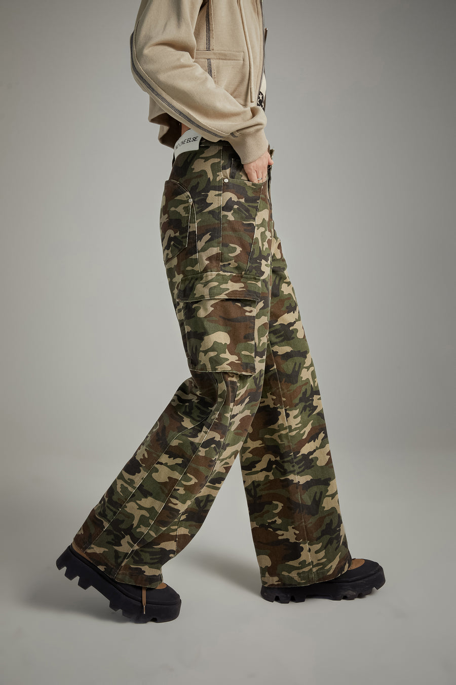 CHUU Camouflage Cargo Wide Pants