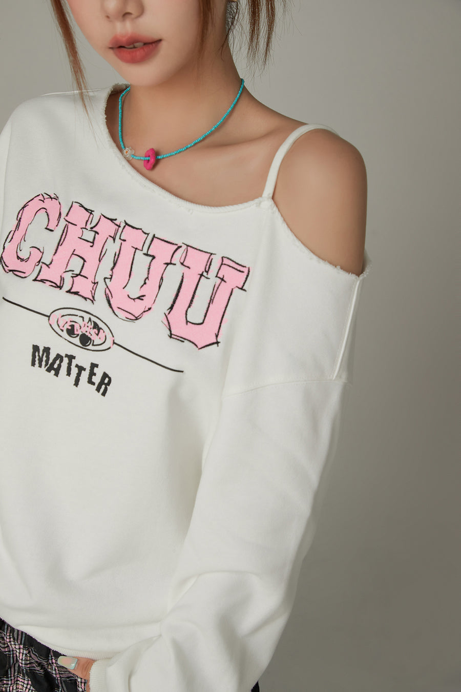 CHUU Logo One Shoulder Loose Fit Sweatshirt