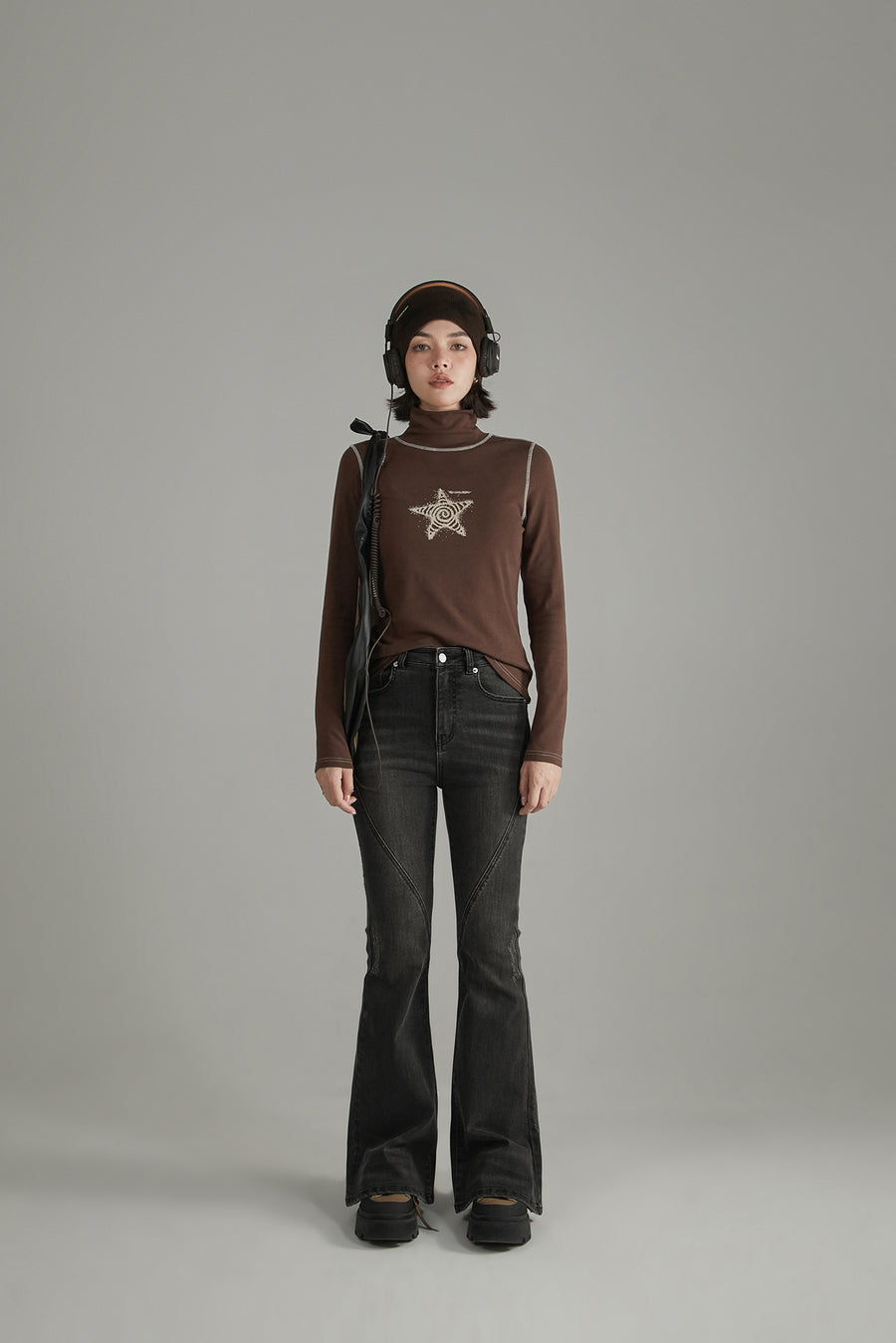 CHUU Star High Neck Stitch Top