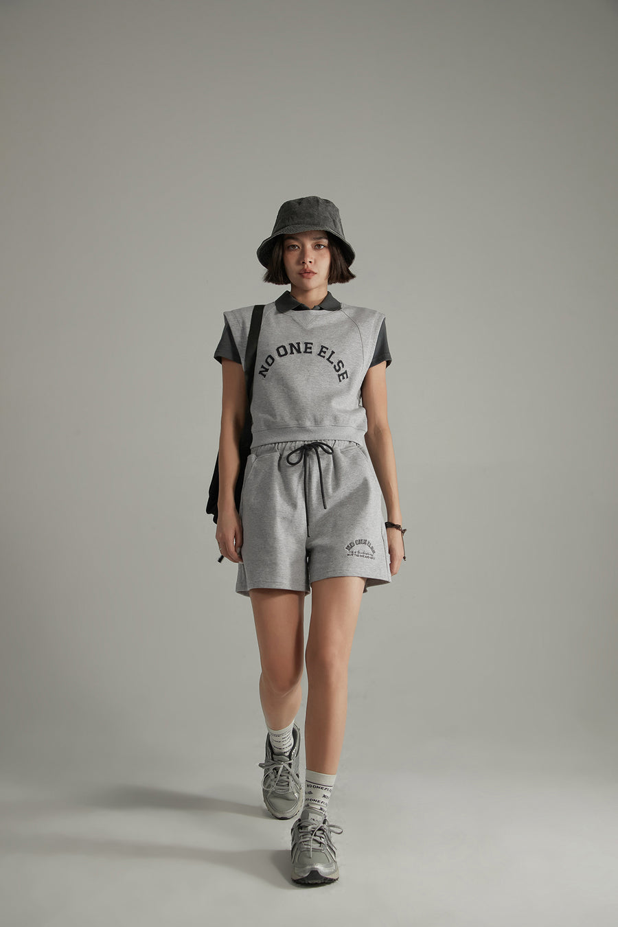 CHUU Noe Logo Cropped Sleeveless Sweatshirt